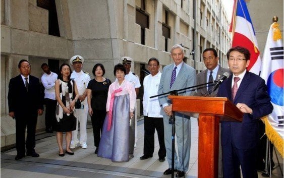 Embajador de la República de Corea, reinaugura sala en Faro a Colon