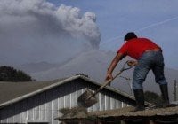 Continúan evacuaciones por erupciones volcán Calbuco