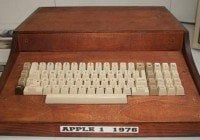 Señora tira a la basura primer Apple 1 del 1976