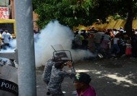 Haitianos tratan penetrar a Interior y Policía, los dispersan a bombasos