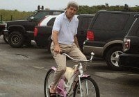 John Kerry sufrió accidente de bicicleta y fue internado