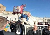 Papa Francisco festeja cumpleaños repartiendo regalos a los pobres