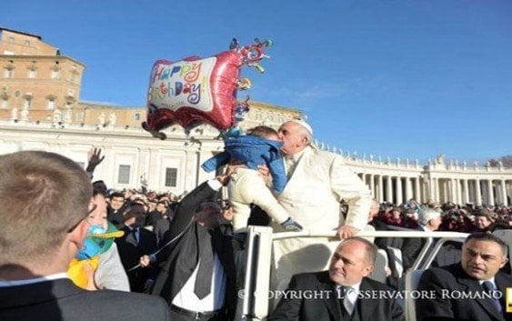 Papa Francisco festeja cumpleaños repartiendo regalos a los pobres