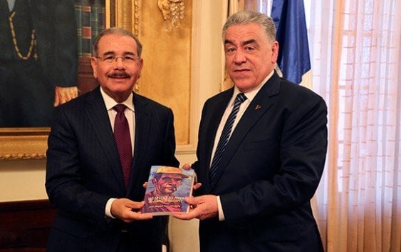 Danilo Medina recibe libro de Soto Jiménez
