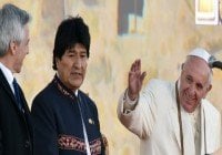 Al arribar a Bolivia Papa llama a cuidar niños, jóvenes y ancianos
