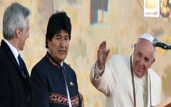 Al arribar a Bolivia Papa llama a cuidar niños, jóvenes y ancianos