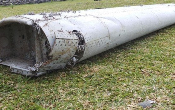 Malaysia dice alerón es del vuelo MH370, Francia lo estudiará