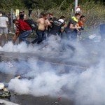Hungría lanza gas lacrimógeno en frontera; Detiene a 29; Levanta vallas