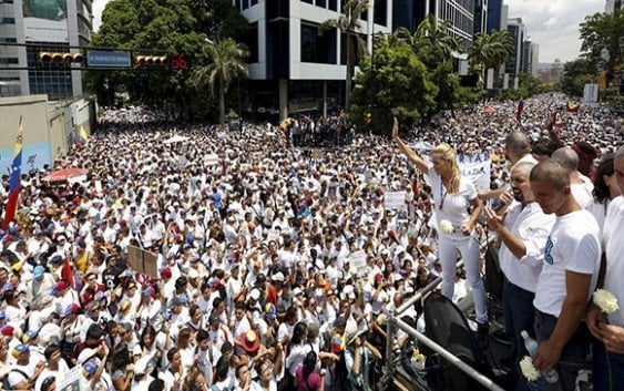 Manifestantes se esposan marcha convocada por Leopoldo López