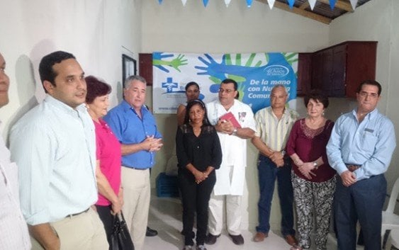 Centro Médico Bournigal entrega vivienda a colaborada