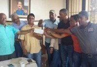 Gobierno entrega cheques Asociación Chinoleros Hato Mayor