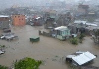 Tifón Koppu mantiene gente trepadas en techos en espera rescate
