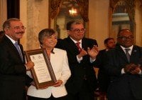 Presidente entrega Premio Nacional de Periodismo a Margarita Cordero