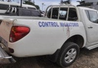Turba haitianos hiere personal y ataca vehículo de Migración
