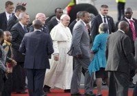 Papa Francisco recibido por autoridades civiles y religiosas en Kenya