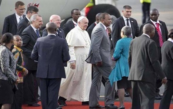 Papa Francisco recibido por autoridades civiles y religiosas en Kenya