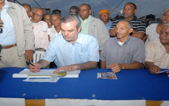 Abinader suscribe acuerdo con dirigentes comunitarios barrio Simón Bolívar