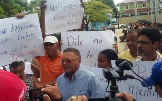 Productores de leche de Puerto Plata protestan contra importación
