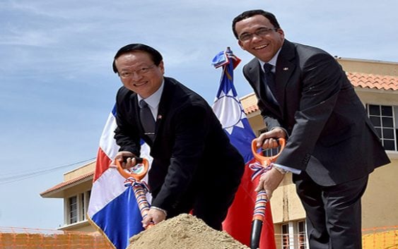 Canciller y embajador de Taiwán inician trabajos de construcción