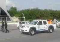Turba de haitianos enfrentan agentes de Migracion en Higuey
