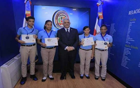 Canciller reconoce estudiantes como “Embajadores Estudiantiles Honoríficos”