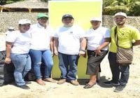 Argos realiza jornada de limpieza de la playa de Nigua