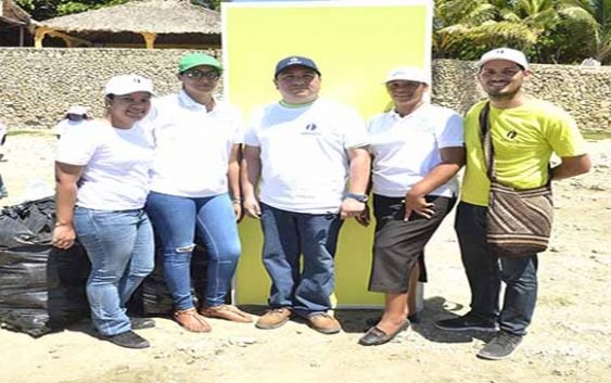 Argos realiza jornada de limpieza de la playa de Nigua