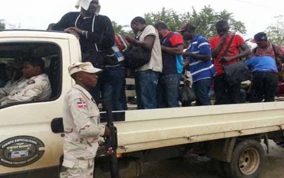 Detienen en Dajabón 12 haitianos viajaban con carnés falsos
