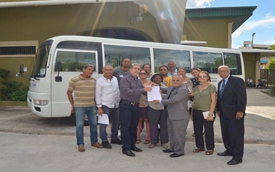 Gobierno dona autobús al Club San Carlos