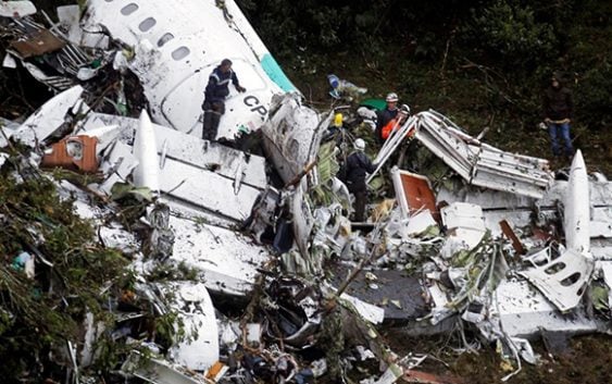Accidente avión: Periodista, azafata y 3 futbolistas se salvan, 76 mueren; Vídeo