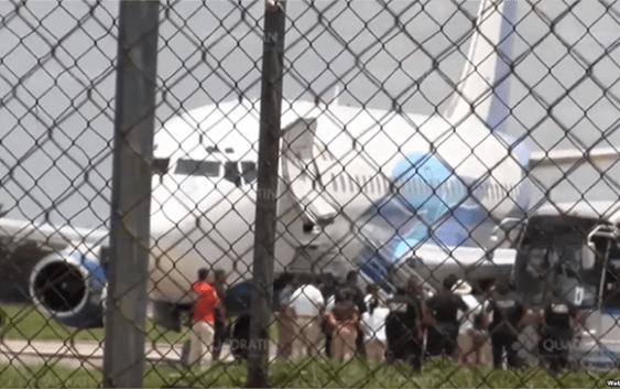 Gobierno de México deporta un centenar de cubanos; Vídeo
