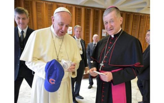 Papa Francisco recibe gorra y pelota de los Cachorros de Chicago