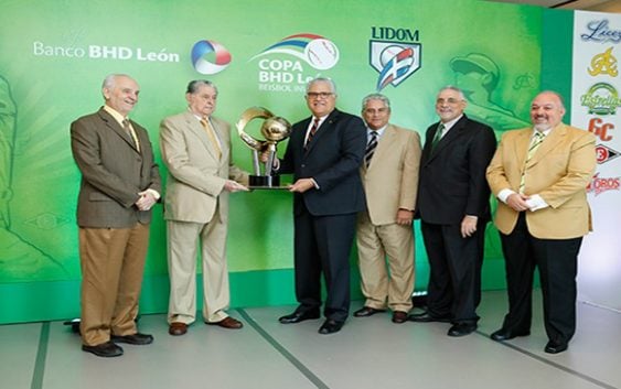 BHD León entrega a Lidom Copa del Torneo de Béisbol; Reconoce líderes serie regular