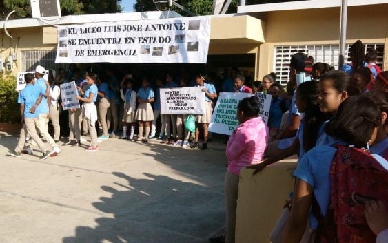 Realizan marcha contra paralización trabajos liceo de Guayubín