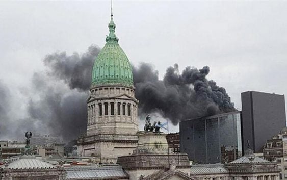 Evacuan Congreso argentino tras incendiarse una terraza