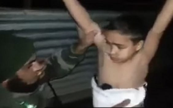 Niño de 7 años con explosivos a asesinar soldados; Abuelo siente vergüenza; Vídeos