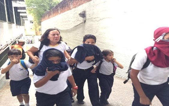 Terror de Maduro: Evacuan colegio San Pedro, pandilla GNB lanza bombas; Vídeos