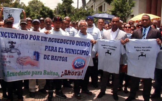 Alcalde y comunitarios de Baitoa reclaman en Palacio Nacional construcción acueducto