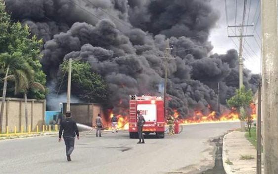 Camión tanquero provoca voraz incendio en empresa de Haina; Vídeo