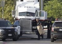 Encuentran ocho personas muertas dentro de camión en parqueo Wal-Mart en Texas