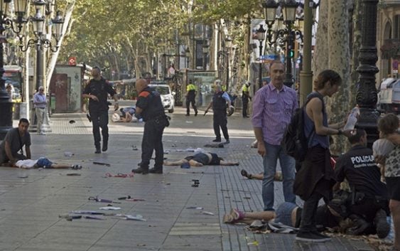 Maldito terrorista asesina en La Rambla de Barcelona 13 personas con furgoneta; Vídeo