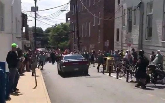 Racista: Se eleva a tres muertos; Auto arrolló multitud en marcha supremacista blanca en Virginia; Vídeos