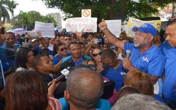 ADP se manifiesta frente al Minerd por maestros bloqueados