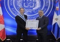 Gobierno dominicano condecoró al embajador de Canadá