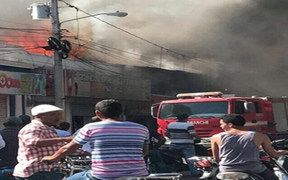 Incendio destruyó quince comercios en La Vega; Vídeos