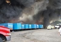 Voraz incendio consume almacenes de Plaza Lama en la autopista Duarte; Vídeos
