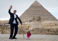 Egipto reune la mujer más pequeña y el hombre más alto en la Pirámide de Guiza