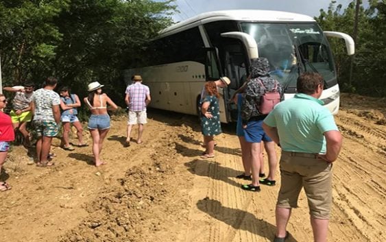 Chóferes y turistas que viajan a Cayo Arena en Punta Rucia pasaron las de Caín