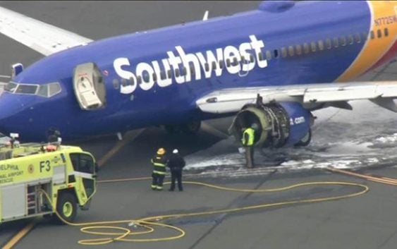 Pasajera muere y 7 heridos tras aterrizar de emergencia avión de Southwest Airlines le explotó motor
