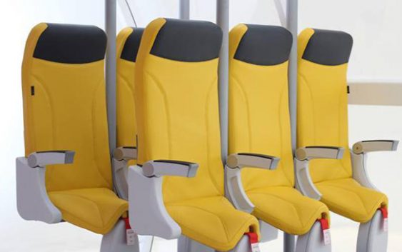 Estos asientos de avión le obligaría a viajar prácticamente de pie